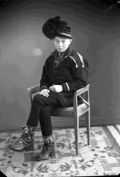 Porträtt av en ung herre i samedräkt. Ateljefoto.