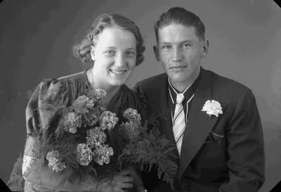 Porträtt av ett brudpar. Ateljefoto.