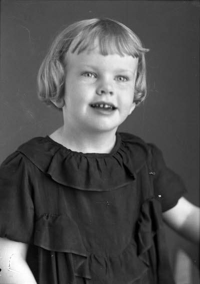 Porträtt av ett barn; en flicka. Ateljefoto.