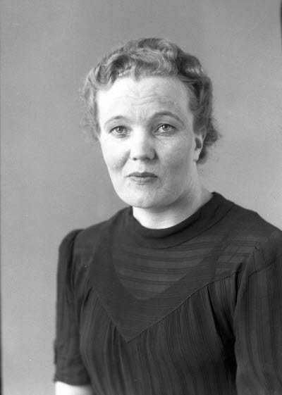 Porträtt av en dam. Ateljefoto.