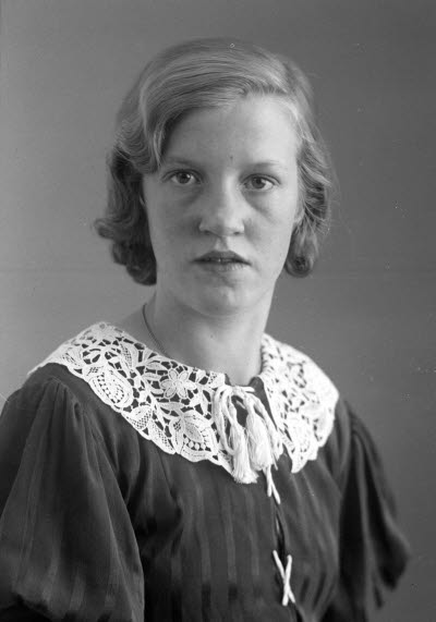 Porträtt av en dam. Ateljefoto.