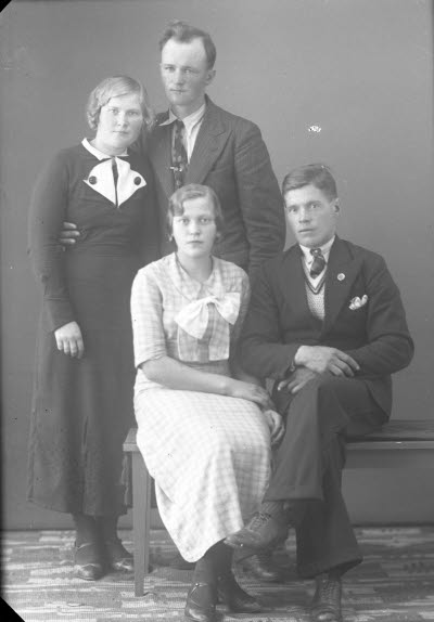 Porträtt av familj. Ateljefoto.