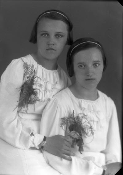 Porträtt av två flickor. Ateljefoto.