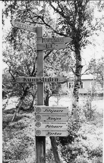 Skylt vandringsled. Kungsleden. STF; Svenska Turistföreningen.