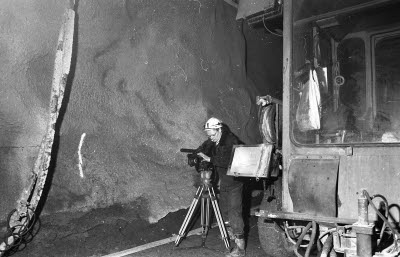 Fordon och personal under jord.