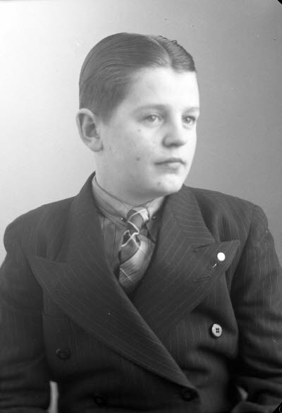 Porträtt av en pojke. Ateljefoto.