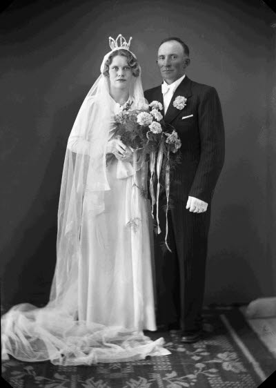 Porträtt av ett brudpar. Ateljefoto.