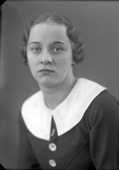 Porträtt av en dam. Ateljefoto.