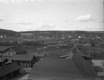 Bl. a. Hermelinsskolan, Johannesskolan, bostadshus nr. 55, brandstationen, Höijers hus. I förgrunden skymtar Salomonssons hus och affär.