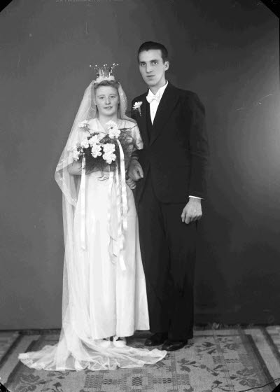 Porträtt av ett brudpar. Ateljefoto.