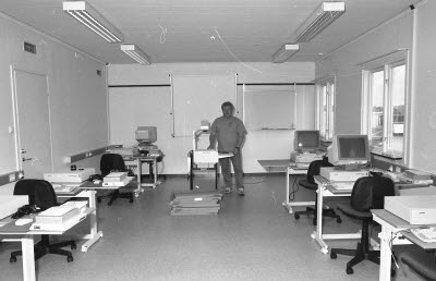 Inredning av nytt datarum för utbildningar.