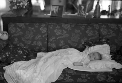 Porträtt av ett barn i hemmiljö.