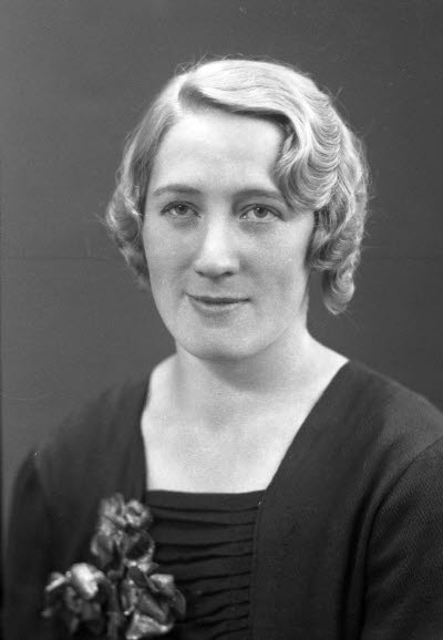 Porträtt av en dam. Ateljefoto.