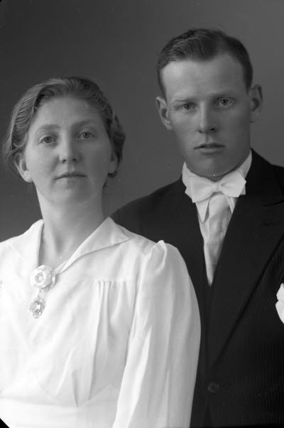 Porträtt av ett par; en herre och en dam. Ateljefoto.