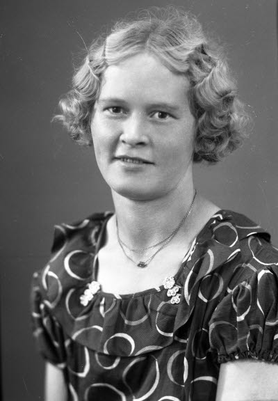 Porträtt av en dam. Ateljefoto.