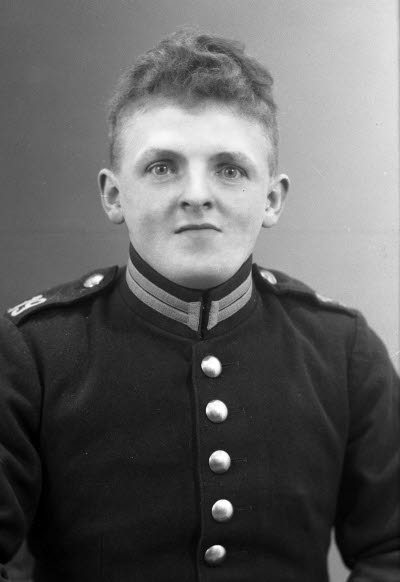 Porträtt av en herre i militäruniform. Ateljefoto.