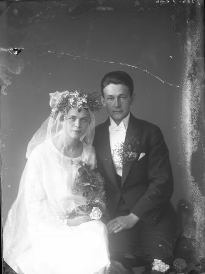 Porträtt av ett brudpar, bröllopsfoto. Ateljefoto.