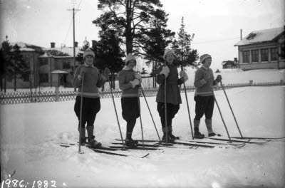 Gällivare centrum. Fyra damer på skidor. Oidentifierade. 