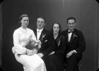 Porträtt av ett brudpar. Marskalk? Tärna?