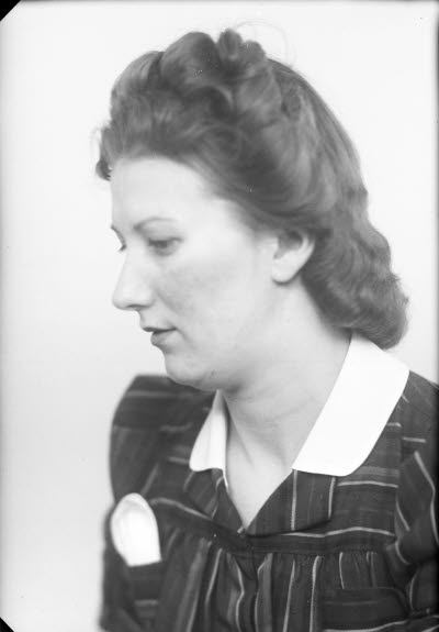 Porträtt av en dam. Ateljefoto.