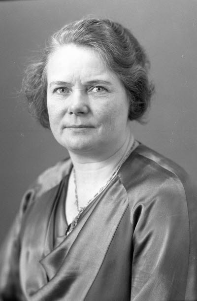 Porträtt av en dam. Ateljefoto.