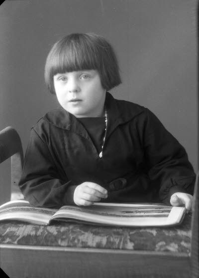 Porträtt av ett barn. Ateljefoto.