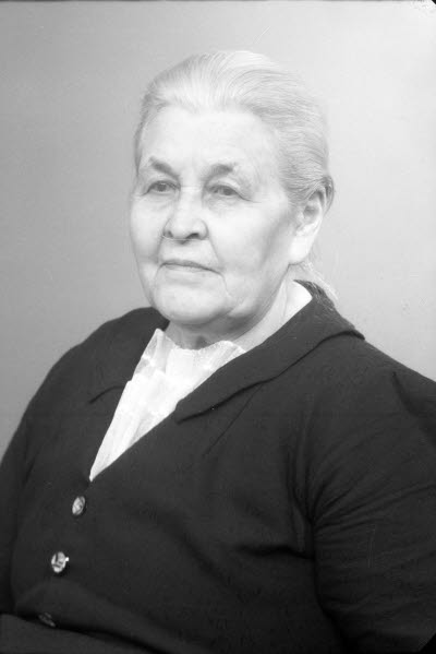 Porträtt av en dam. Ateljefoto.