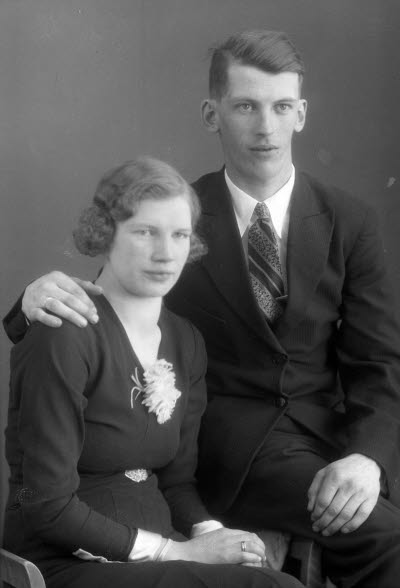 Porträtt av ett par; en herre och en dam. Ateljefoto.