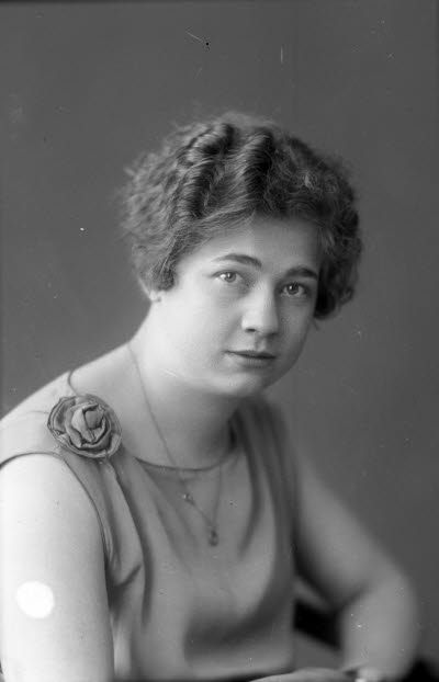 Porträtt av en dam. Ateljefoto.