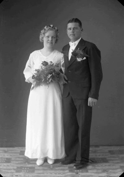 Porträtt av ett brudpar. Ateljefoto.