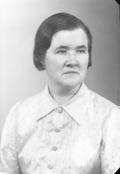 Porträtt av en dam. Ateljefoto.