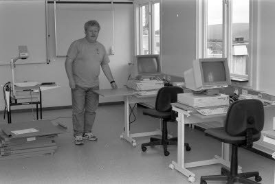 Inredning av nytt datarum för utbildningar.