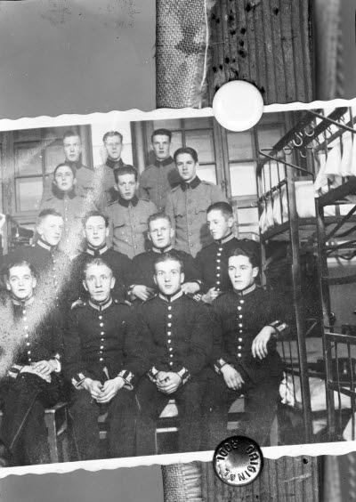 Gruppbild: Militärkompani. Kasernmiljö.