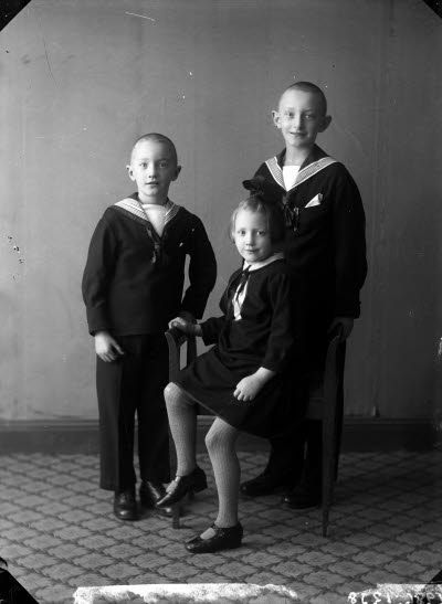 Porträtt av 3 barn, 2 pojkar, 1 flicka. Ateljefoto.