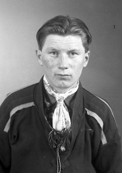 Porträtt av en herre i samedräkt. Ateljefoto.