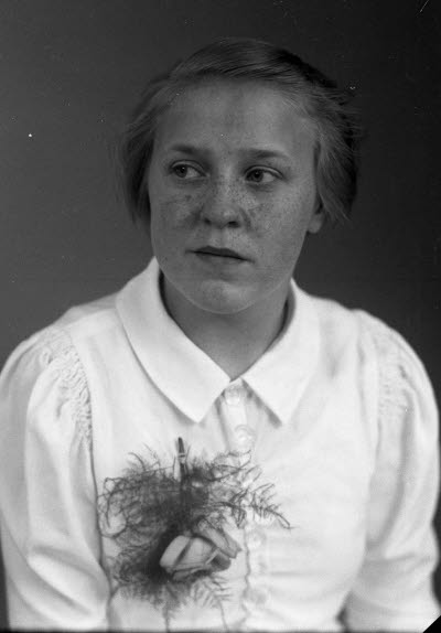 Porträtt av en flicka. Ateljefoto.