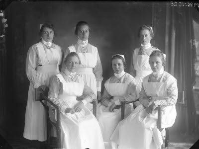 Porträtt av 6 sjuksköterskor. Ateljefoto.