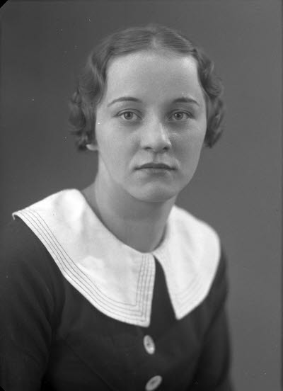 Porträtt av en dam. Ateljefoto.