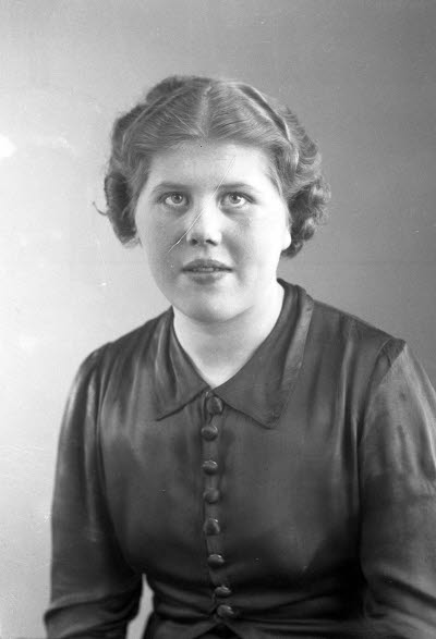 Porträtt av en dam. Ateljefoto.