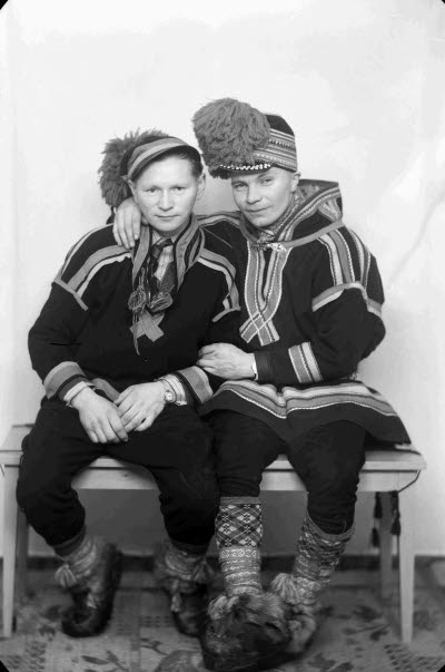 Porträtt av två herrar i samedräkter. Ateljefoto.