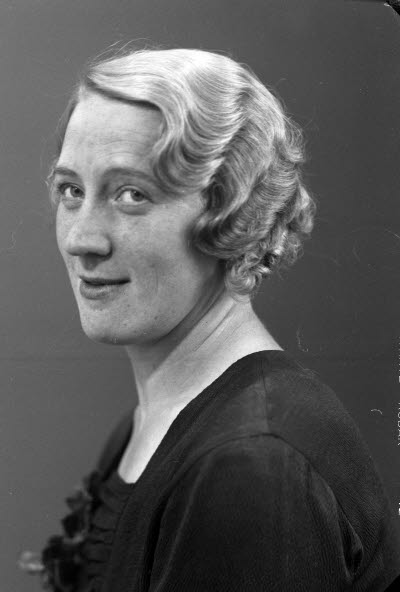 Porträtt av en dam. Ateljefoto.