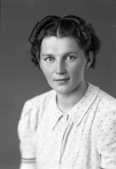 Porträtt av en dam. Ateljefoto.