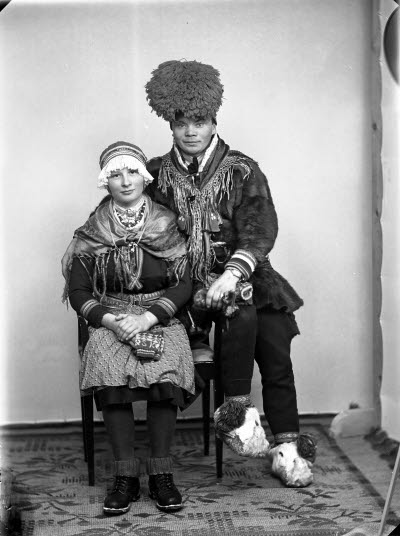 Porträtt av ett par i samedräkter. Ateljefoto.