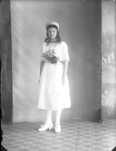 Porträtt av en ung dam. Ateljefoto. Studentexamen.