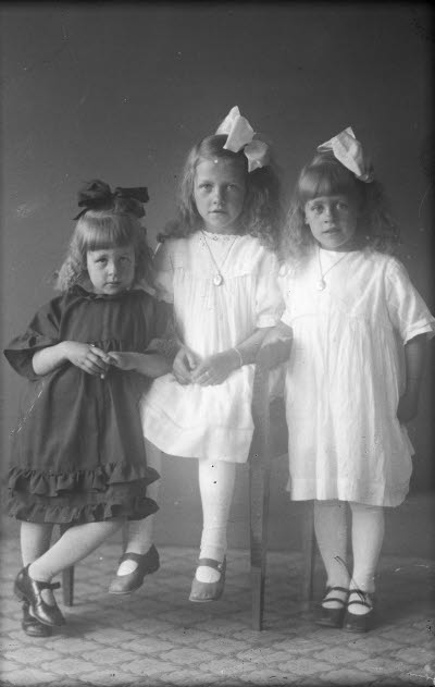 Porträtt av 3 barn, flickor. Ateljefoto.