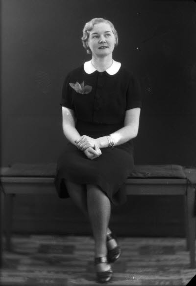 Porträtt av en dam. Ateljefoto.