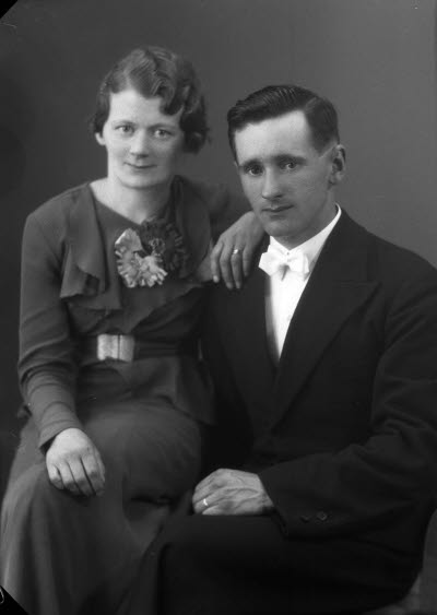 Porträtt av ett par; en herre och en dam. Ateljefoto.