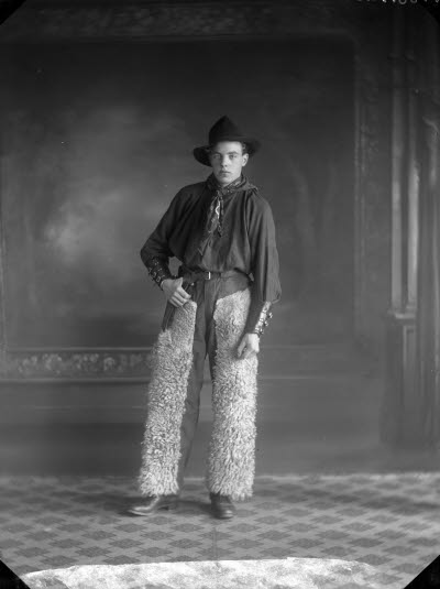 Porträtt av en herre i cowboy mundering. Ateljefoto.