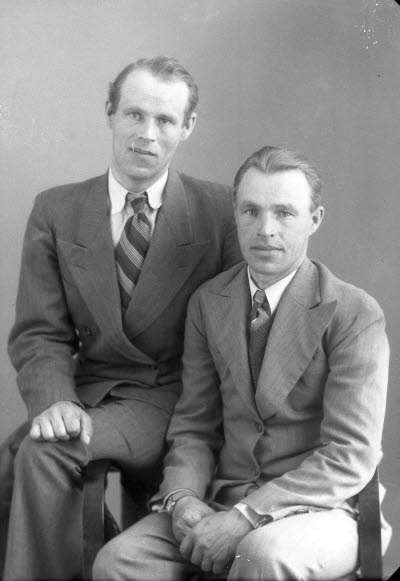 Porträtt av två herrar. Ateljefoto.