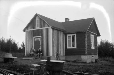 Bostadshus tillhörande Banarbetare Oskar Algot Andersson. Familjen på förstutrappan.